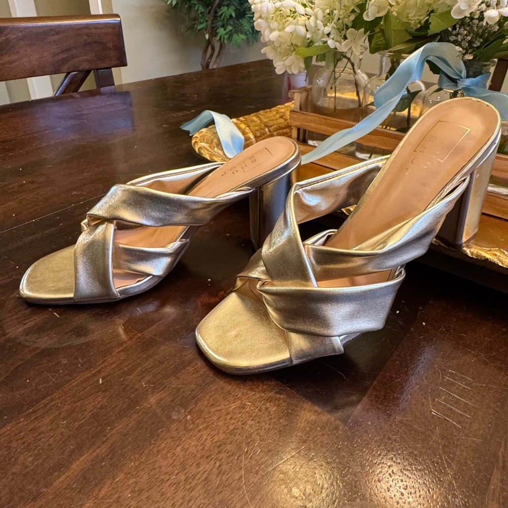 Gold Frida shoes by Shu Shop. Excellent condition. Size 6.